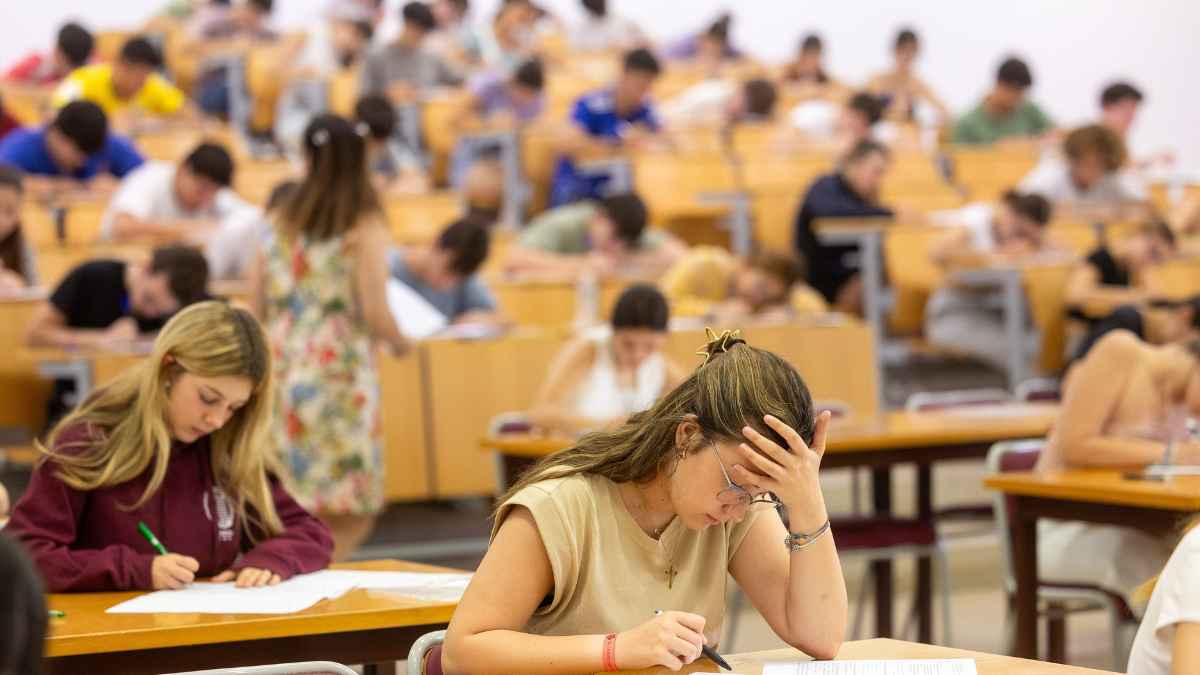 Estudiantes universitarios realizan un examen en aula masificada, contexto del debate sobre carreras con menor proyección laboral según la IA