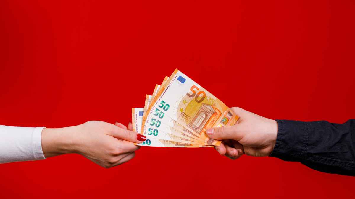 Entrega de billetes de 50 € que simboliza la ayuda del SEPE de hasta 570 € al mes durante 30 meses para desempleados sin paro
