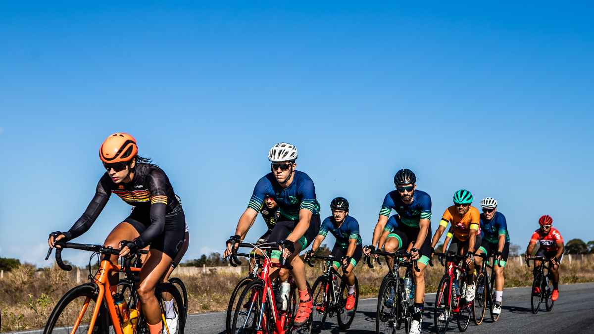 Personas realizando un curso de Guía por Itinerarios en Bicicleta