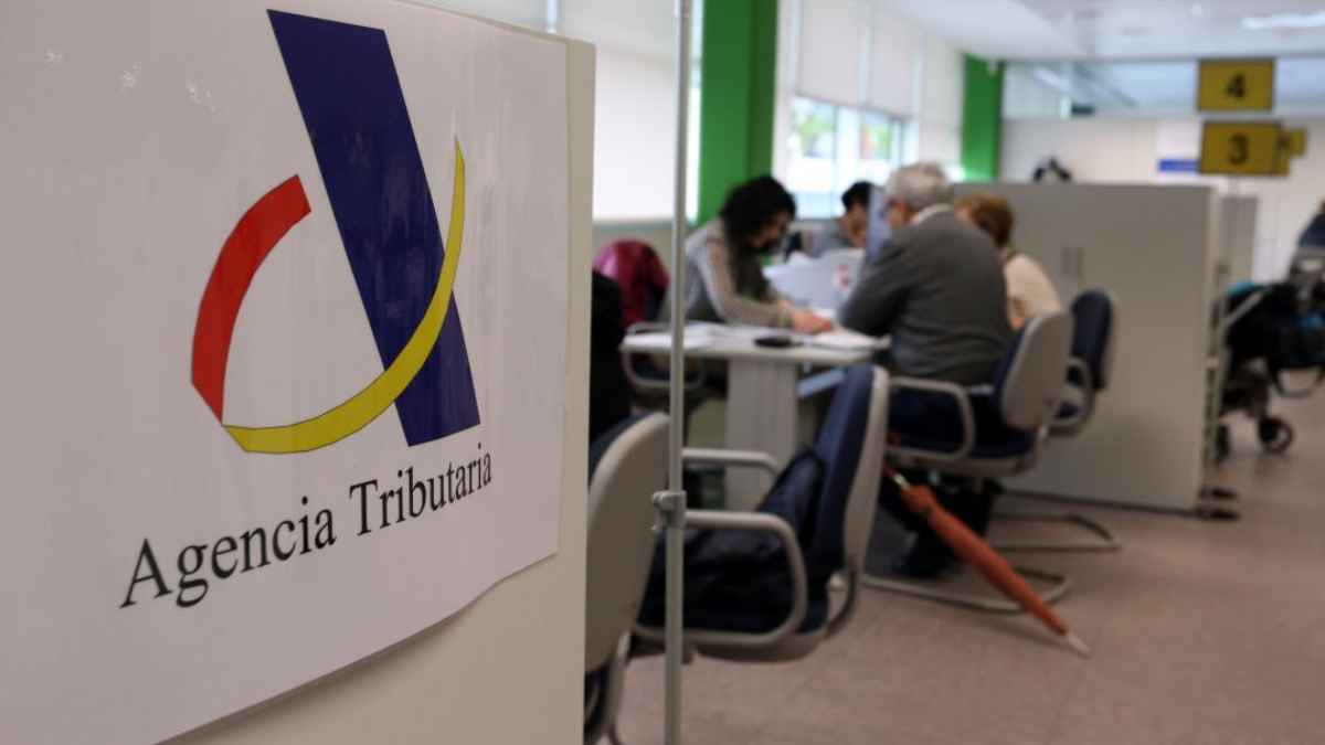 Oficina de la Agencia Tributaria atendiendo a contribuyentes sobre obligaciones del IRPF al vender vivienda habitual