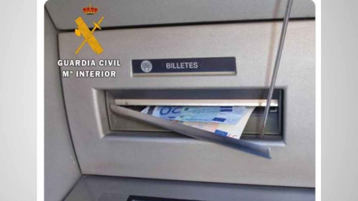 Billetes atascados en un cajero automático tras un aviso de la Guardia Civil