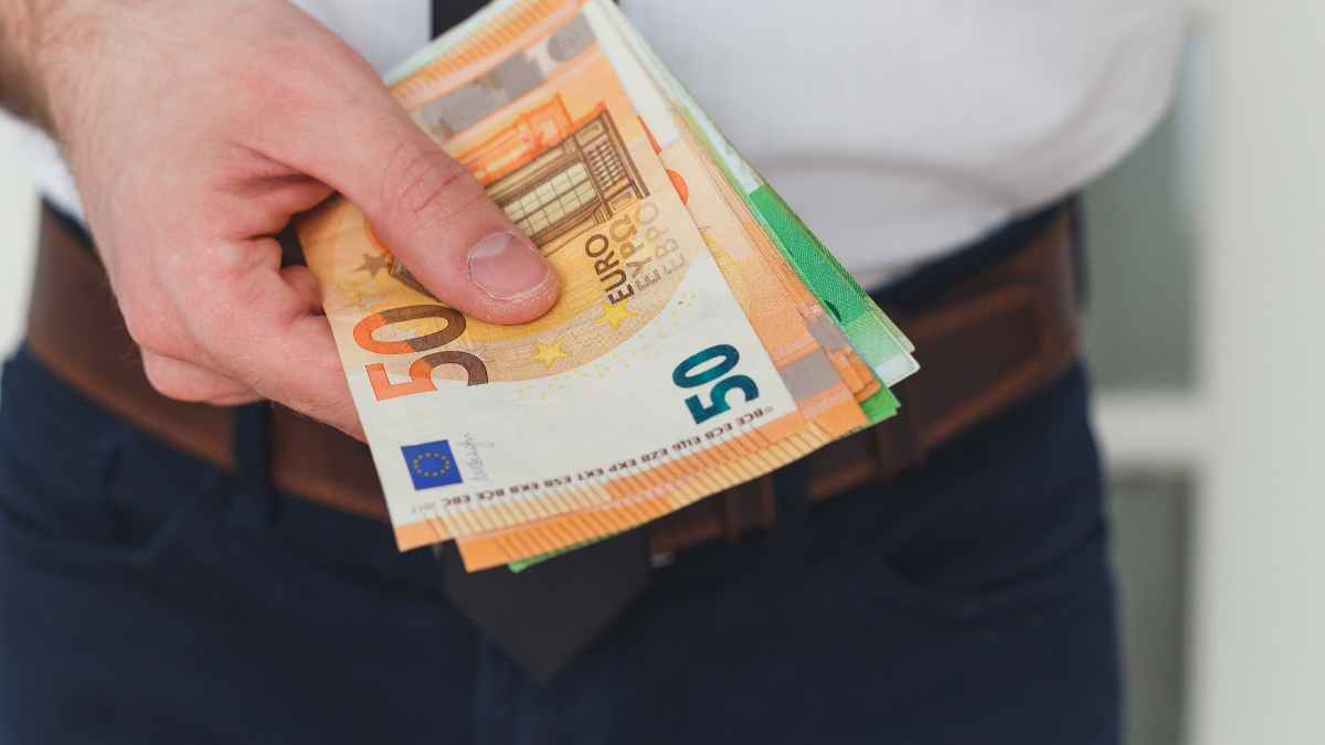 Ayuda 500 euros sepe mayores 52 años billetes en mano