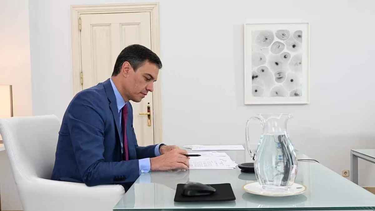 Presidente del Gobierno firma la reforma que sube la ayuda de 570 euros al mes para desempleados
