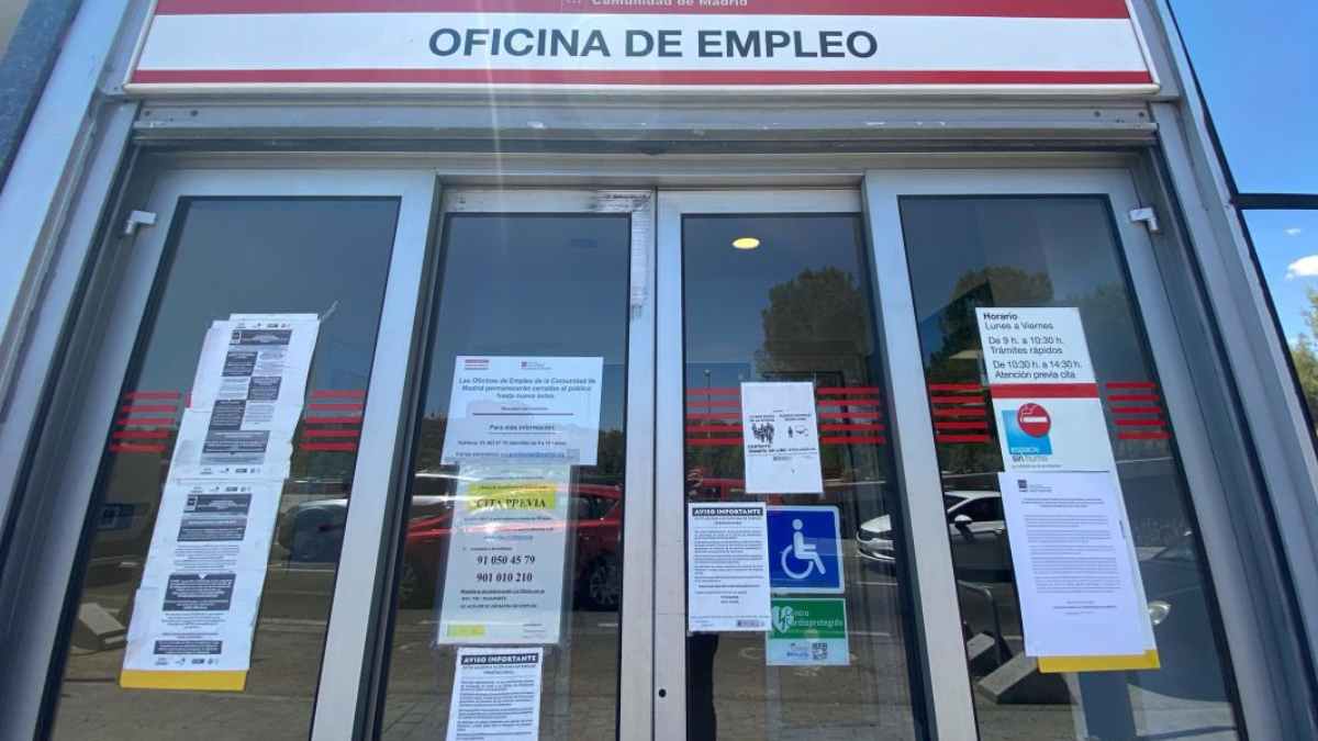 Persona solicitando la ayuda del SEPE de 3.000 € en una oficina de empleo tras agotar el paro