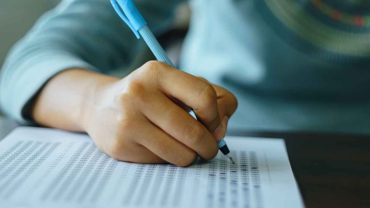 Mano rellenando examen tipo test para oposiciones BOE mayo 2025 con 93 convocatorias y miles de plazas