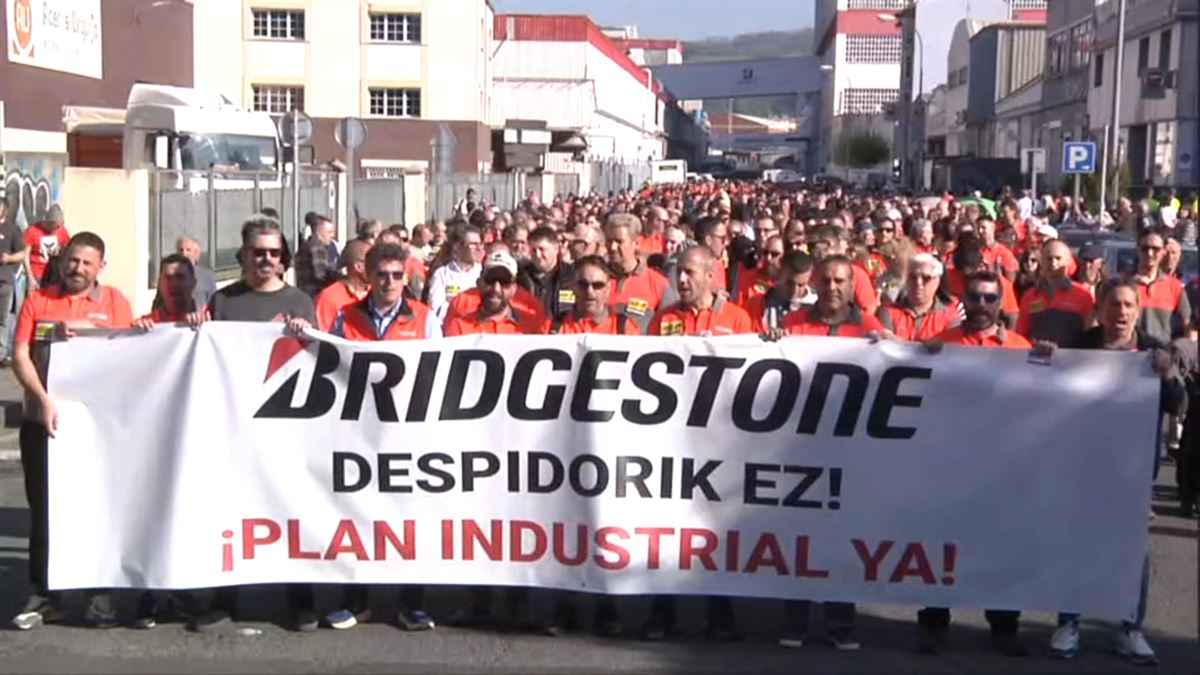 Trabajadores de Bridgestone Basauri y Puente San Miguel protestan contra el ERE y exigen un plan industrial