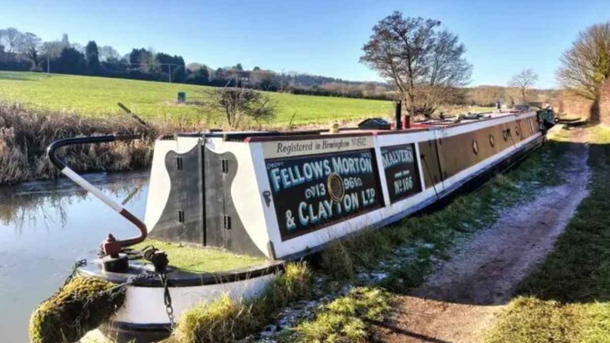 barco vivienda narrowboat donde vive la británica Elizabeth Earle desde 2019 en un canal británico