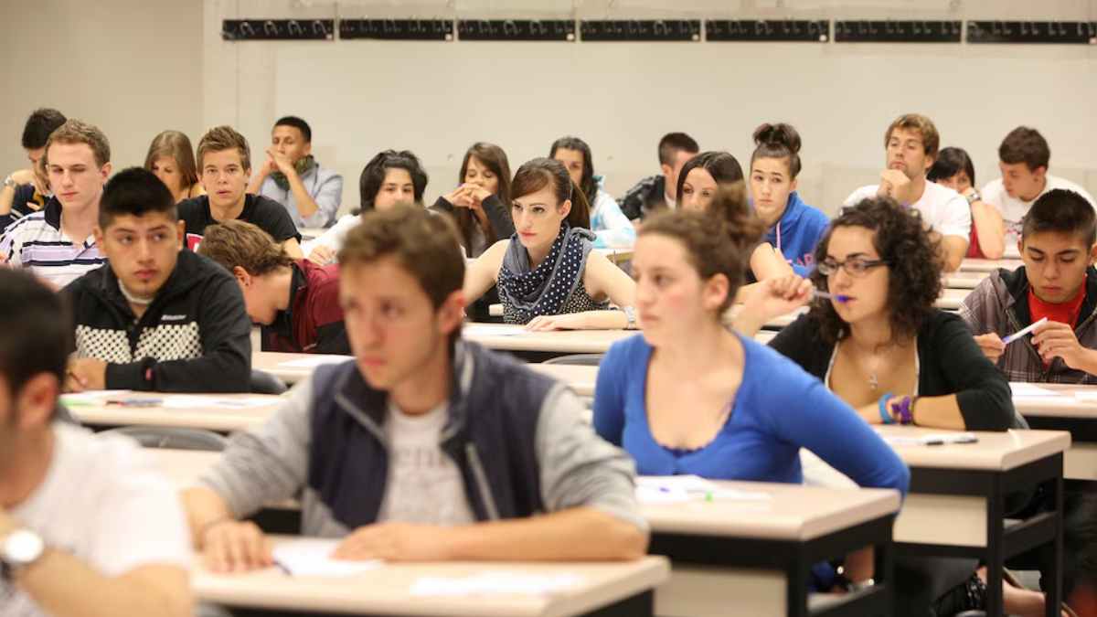 Estudiantes de Ingeniería de Organización Industrial en clase, la carrera con 100 % de empleabilidad y paro cero