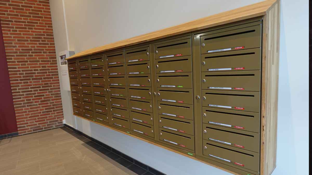 Buzones de correo en un edificio, símbolo de los 31 años de trabajo de un cartero antes de jubilarse