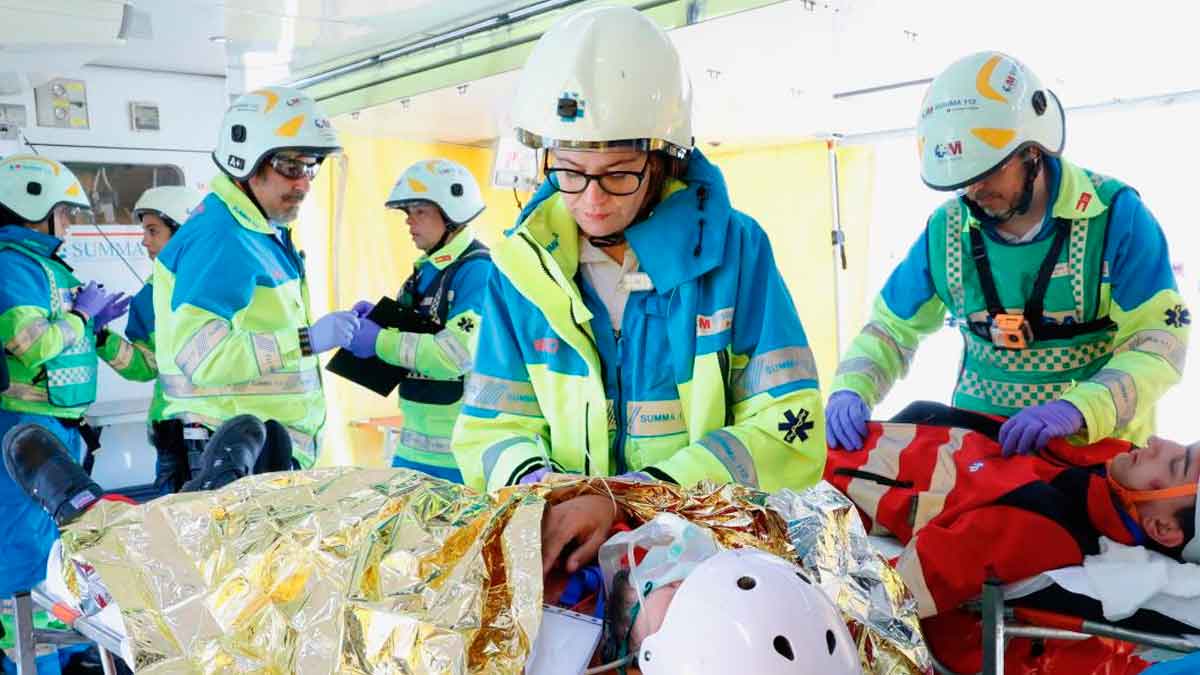 Equipo sanitario atiende a una víctima durante un simulacro de catástrofe en el curso de atención a múltiples víctimas