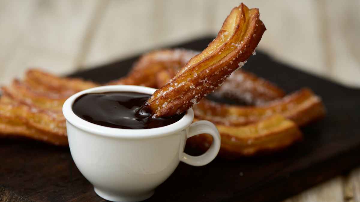 Churros con chocolate en una churrería de Marbella