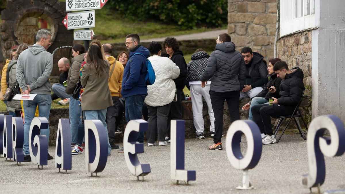 Personas y trabajadores frente a la antigua fábrica de cerámica Sargadelos tras el cierre por multa de 5.000 € impuesta por la Inspección de Trabajo