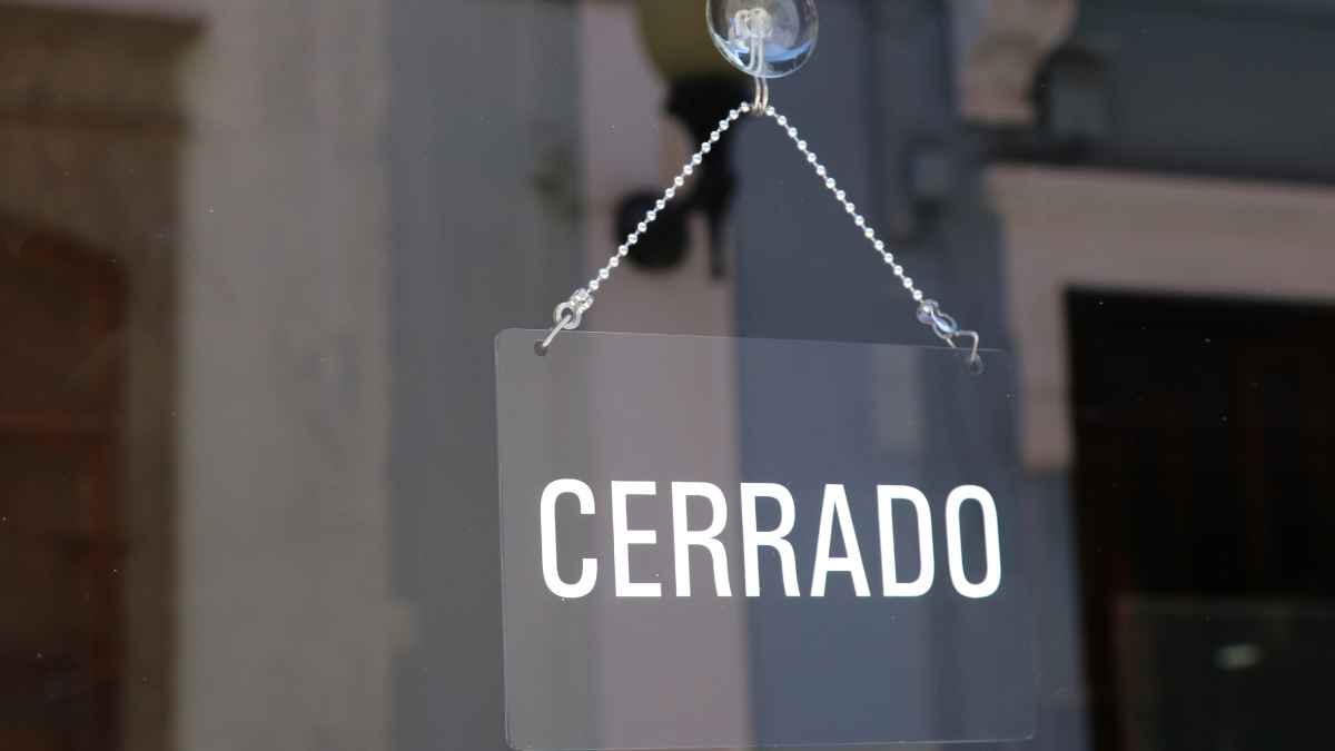 Cartel cerrado cierre definitivo embargo casa de los scones preferida por la reina Isabel II