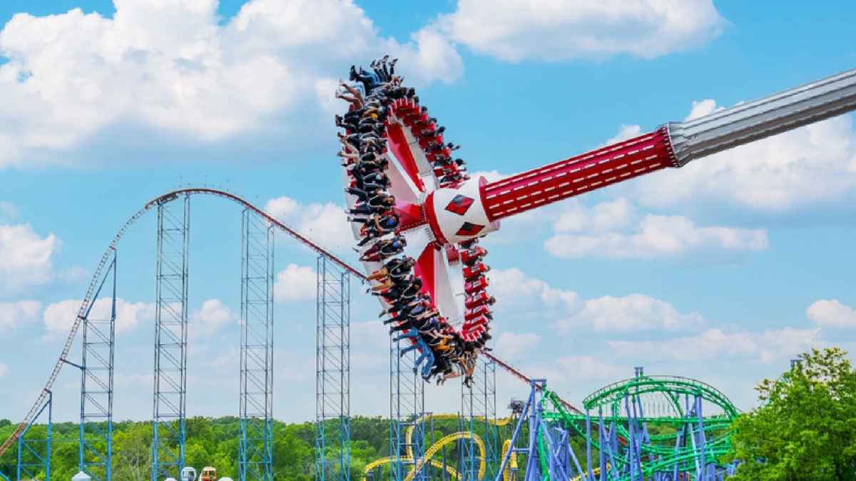 Atracción pendular con visitantes en Six Flags America, Bowie, antes del cierre definitivo que deja 70 empleados sin trabajo