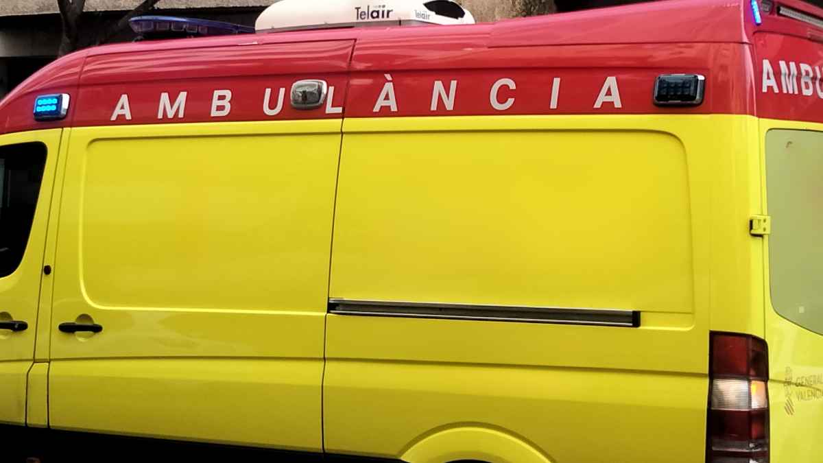 Ambulancia amarilla y roja estacionada que ilustra el despido de un conductor por parar a desayunar con un paciente a bordo