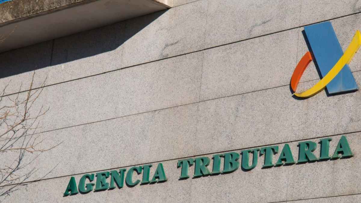 Fachada de la Agencia Tributaria de atención oficinas hacienda 2 junio