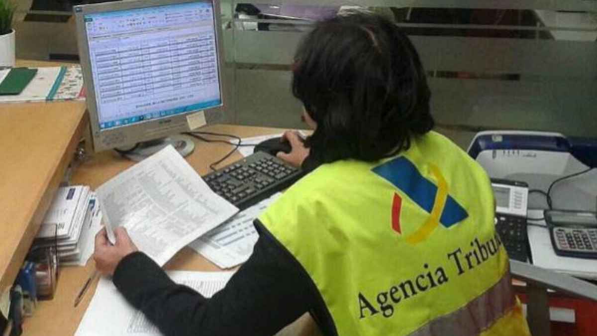 Trabajador de la Agencia Tributaria revisa en el ordenador las declaraciones de la Renta 2025 de contribuyentes exentos
