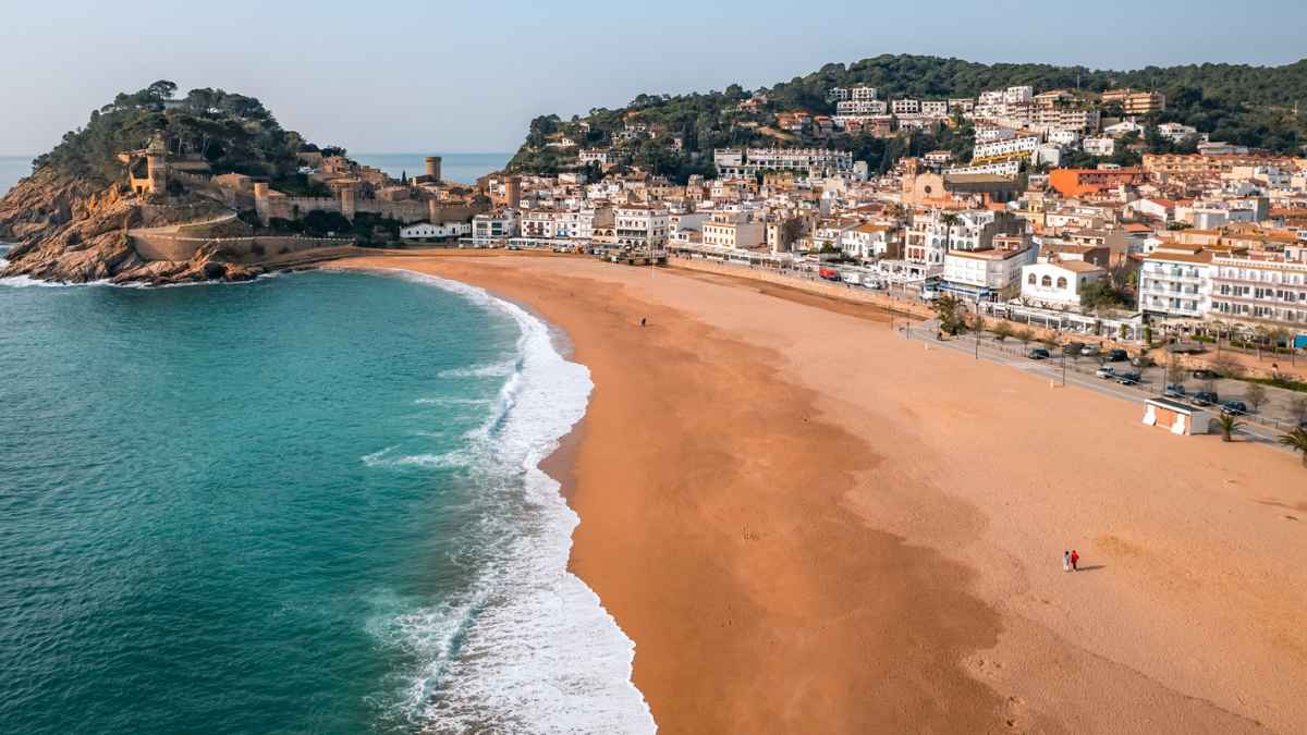 Playa de Almuñécar con su castillo medieval en la costa granadina, destino ideal para pensionistas que quieren vivir bien con 1.000 € al mes
