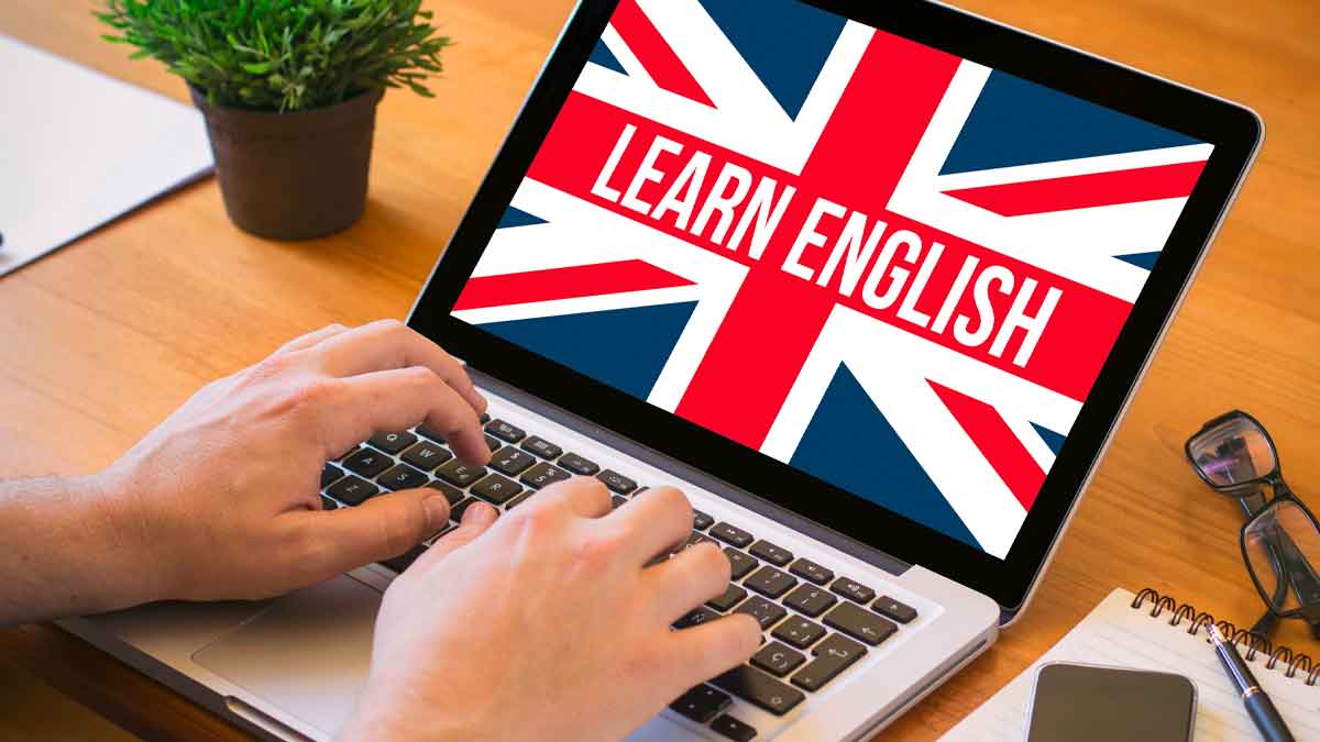 Portátil con bandera británica y texto “Learn English” mientras un alumno realiza el curso gratis de inglés B1 online para obtener la certificación oficial