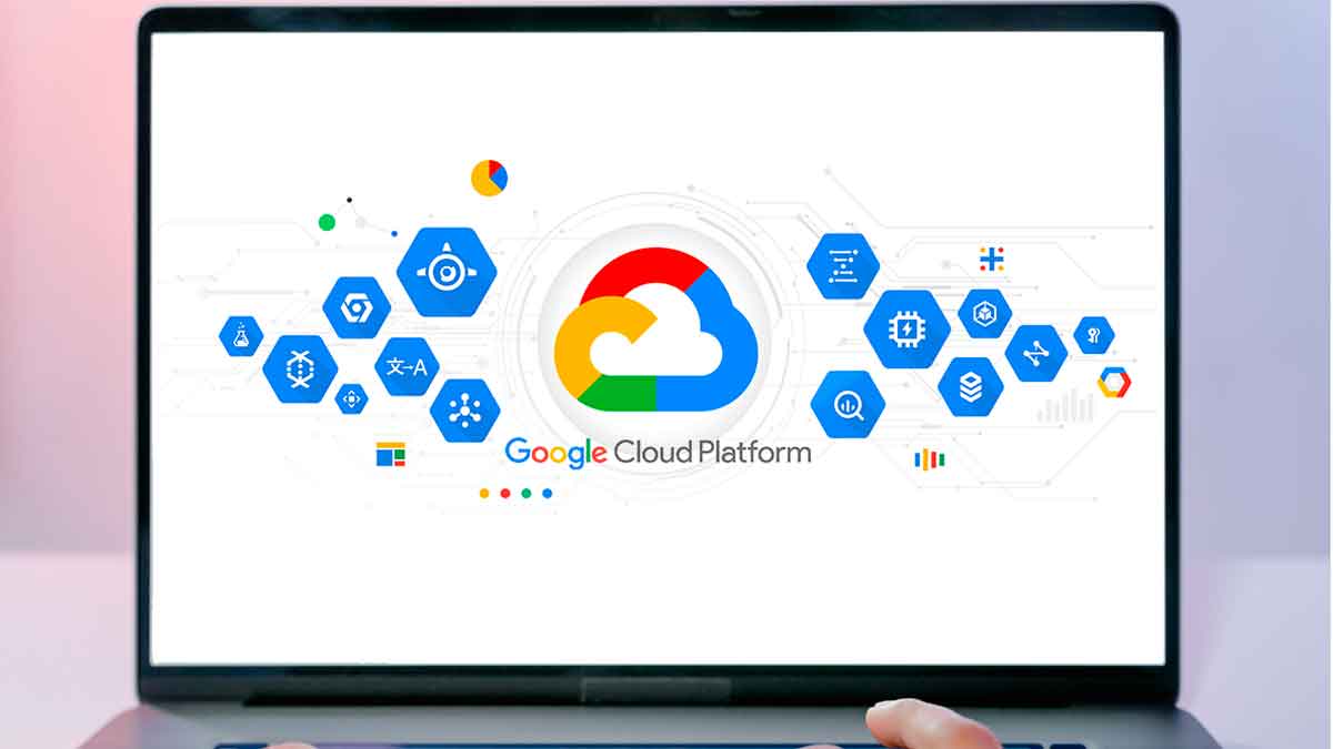 Portátil con el logo de Google Cloud y sus iconos, ilustrando el curso gratis de ingeniero de bases de datos de Google