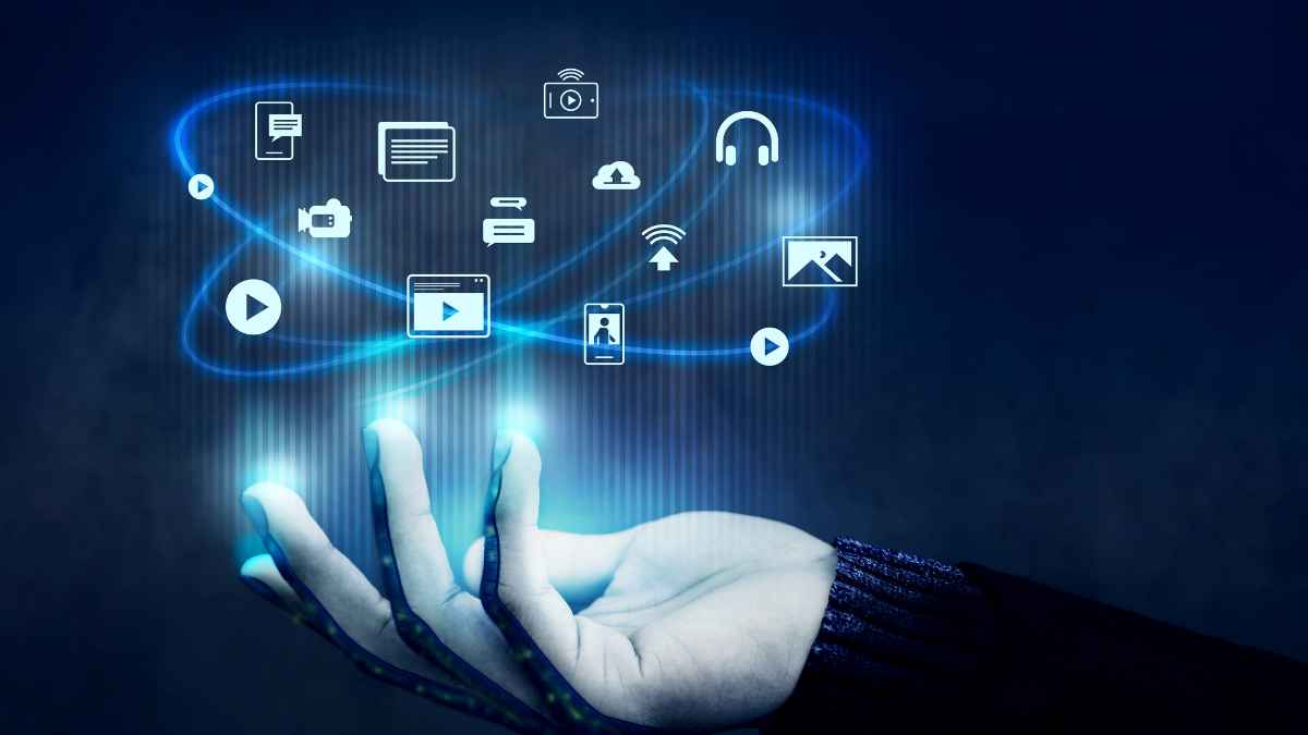 Ilustración de una mano con iconos digitales que simbolizan los cursos online del SEPE que buscan las empresas para contratar en 2025