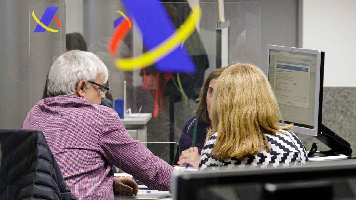 Contribuyente recibe asistencia en oficina de la agencia tributaria para la declaración de la renta 2025