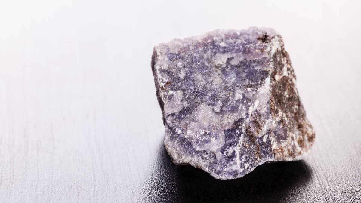 Muestra de litio u “oro blanco” hallado en Oregón, clave para los coches eléctricos