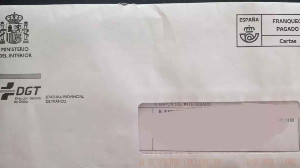 Sobre oficial de la DGT con el logotipo del Ministerio del Interior y la Jefatura Provincial de Tráfico