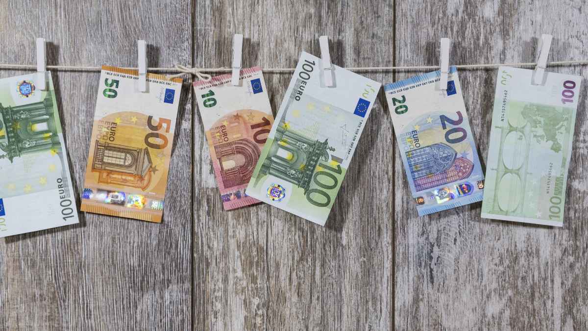 Billetes de euro colgados con pinzas: dinero en efectivo en casa para emergencias y apagones