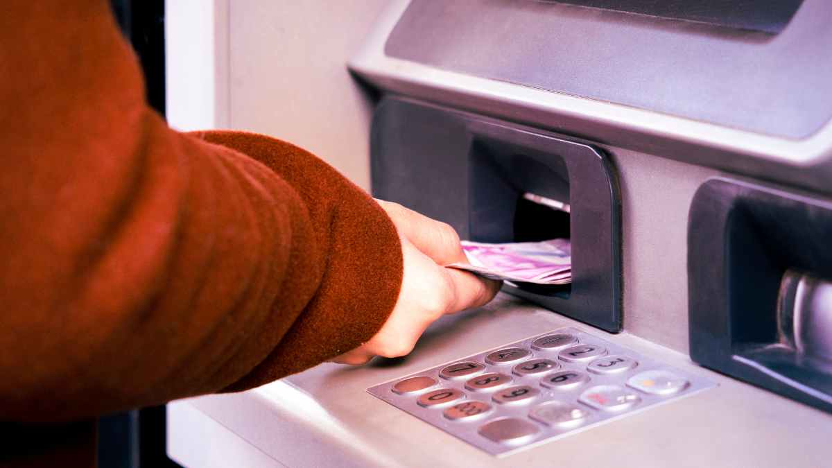 Empresario ingresa casi 17.000 euros en un cajero automático y el dinero desaparece