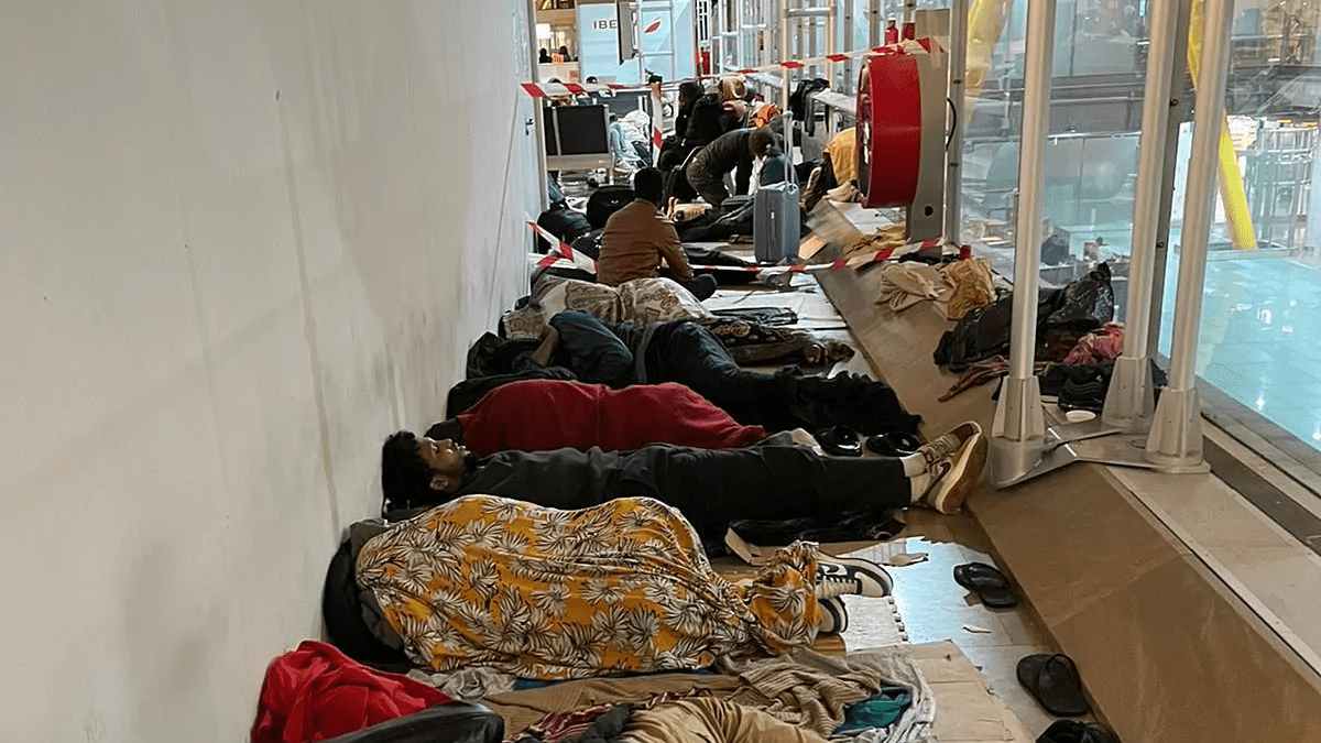 Personas sin hogar durmiendo en el suelo de la terminal del aeropuerto de Barajas