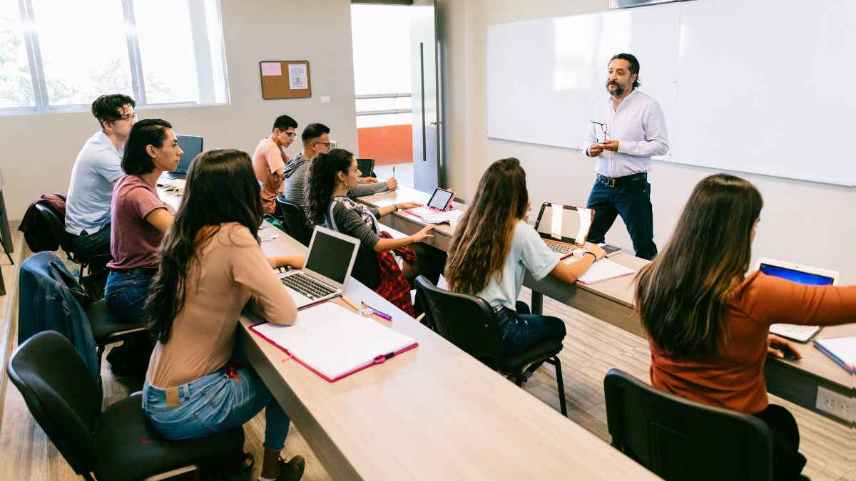 Estudiante español de Erasmus atendiendo una clase en la universidad de Polonia