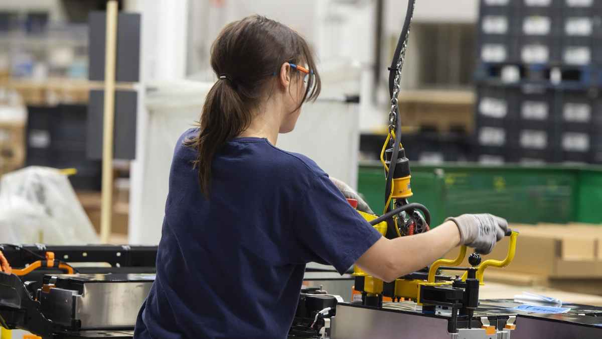 Trabajadora en la línea de montaje de la fábrica de coches Stellantis