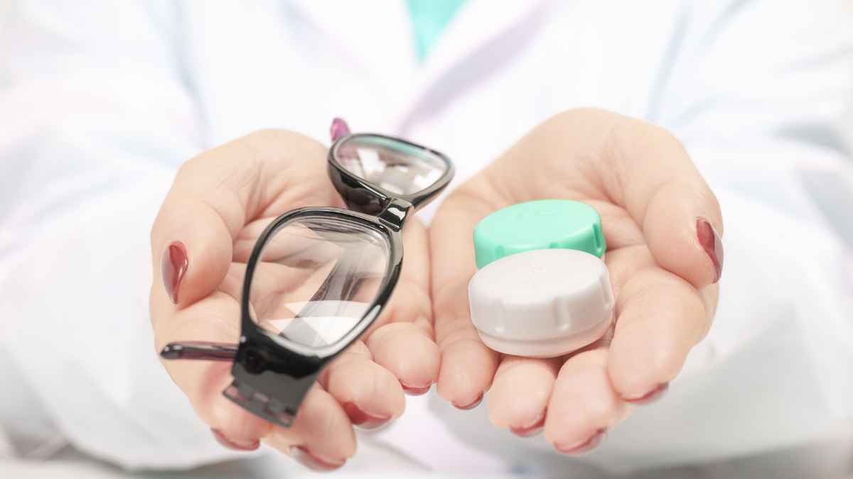 Manos sosteniendo gafas y estuche de lentillas, ayuda gratis de la Seguridad Social 2025