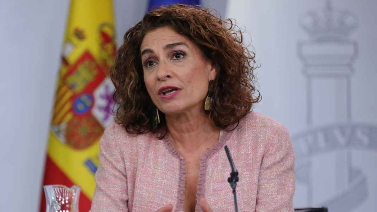 Ministra de Hacienda, María Jesús Montero, anuncia deducción 1200 euros familias numerosas