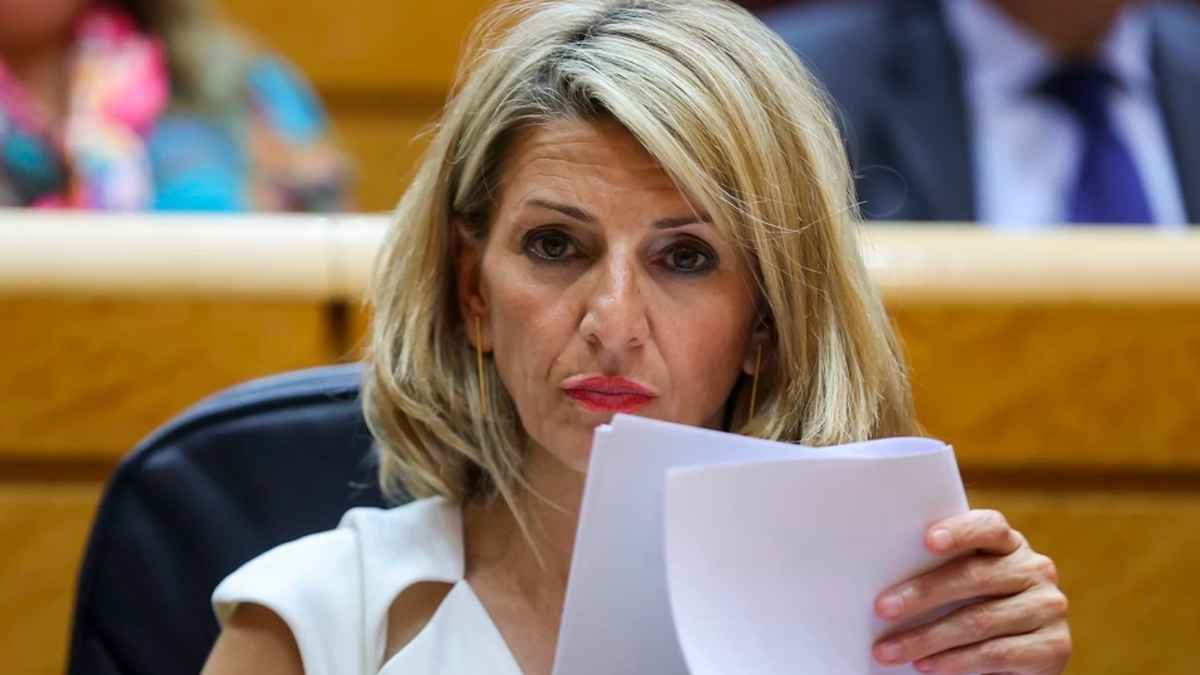 Ministra de Trabajo revisando documento sobre la reforma laboral y el nuevo registro horario en las nóminas