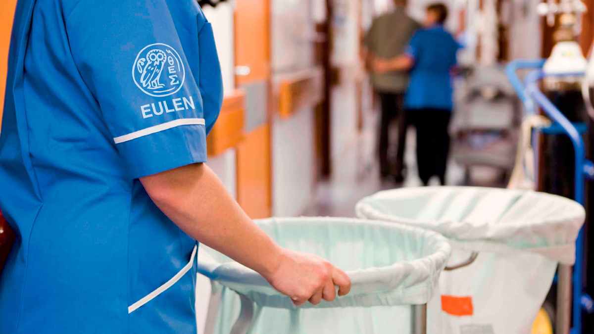 Limpiadora trabajando en Eulen.