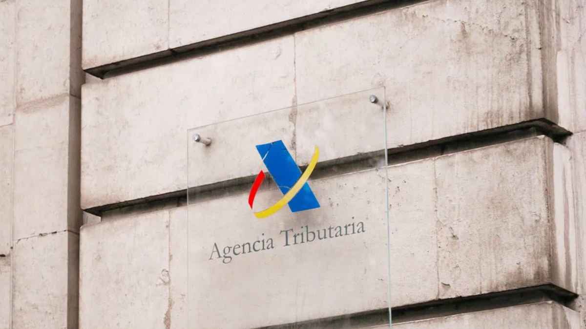 Placa de la Agencia Tributaria que gestiona devoluciones del IRPF vinculadas al nuevo SMI