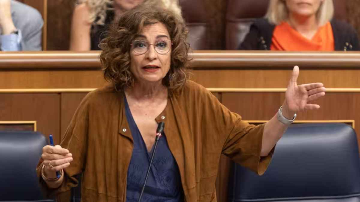 María Jesús Montero, representante de Hacienda anuncia en el Congreso el cierre de cuentas bancarias y el bloqueo de tarjetas a los deudores.
