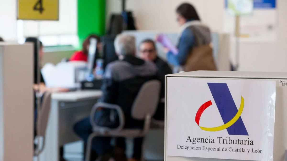 Oficina de la Agencia Tributaria donde contribuyentes gestionan la devolución de la declaración de la Renta