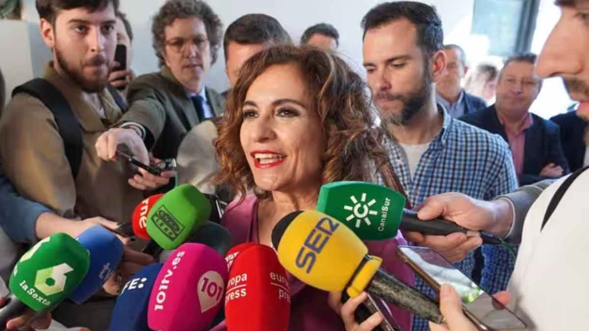 Ministra de Hacienda, María Jesús Montero Cuadrado, frente a micrófonos anunciando multas de hasta 150 000 € por retirar efectivo sin justificar