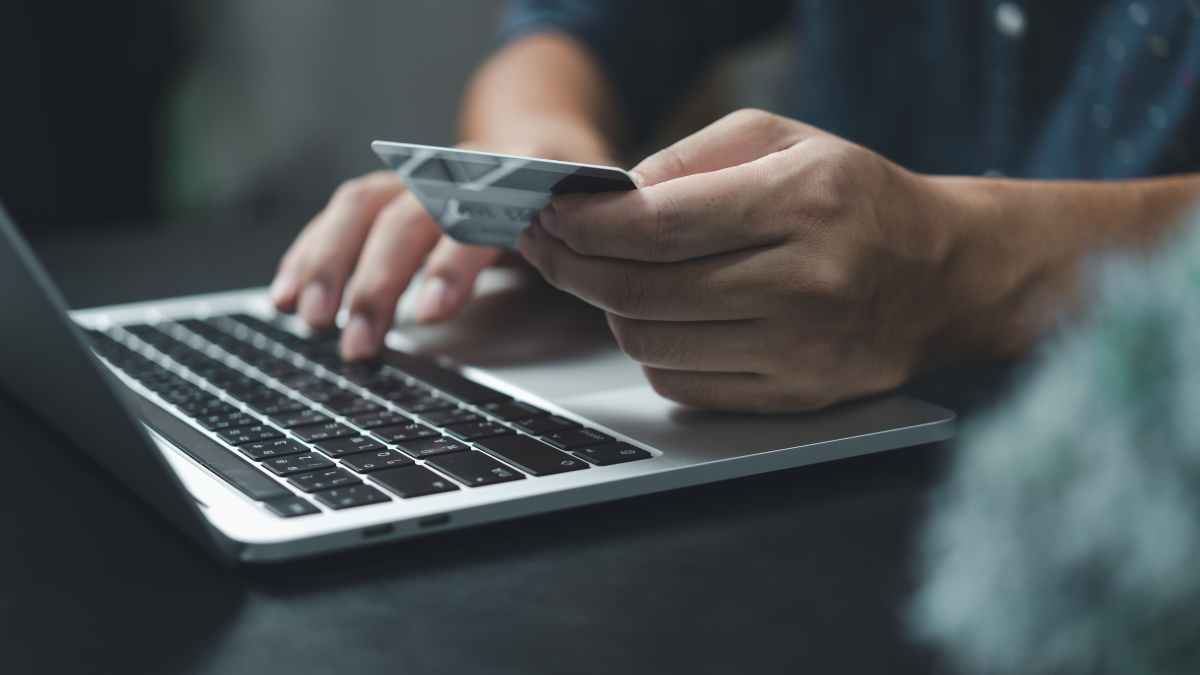 Persona realiza transferencia online con tarjeta bancaria para familiar y evita multas de Hacienda