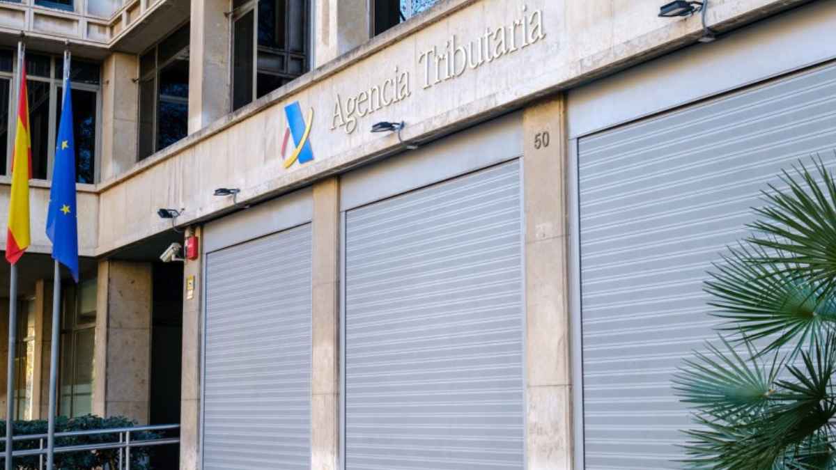 Fachada de la Agencia Tributaria española, Hacienda perdona deudas pequeñas y grandes cantidades