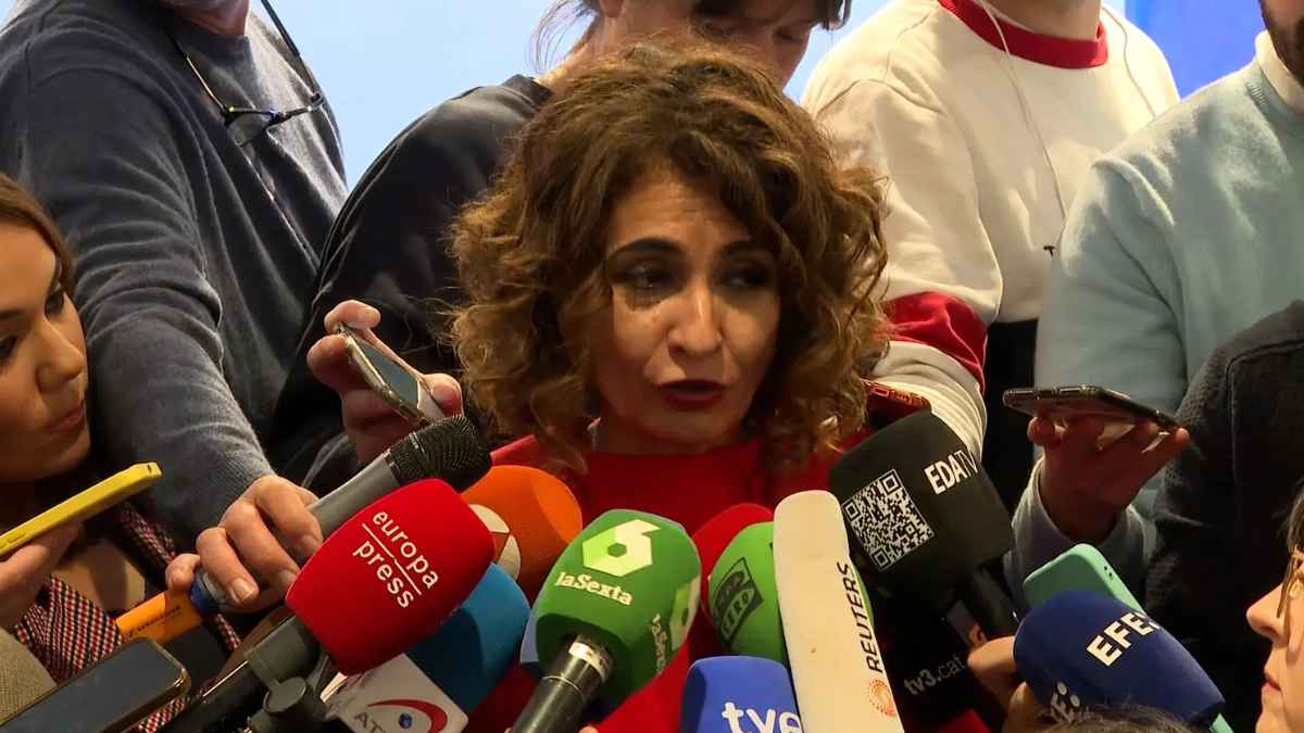 Hacienda limita pagos en efectivo María Jesús Montero, ministra de Hcaienda, anuncia tope de 1 000 € durante rueda de prensa en España