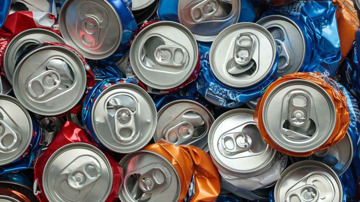 Latas de aluminio aplastadas listas para reciclar 450.000 latas recogidas