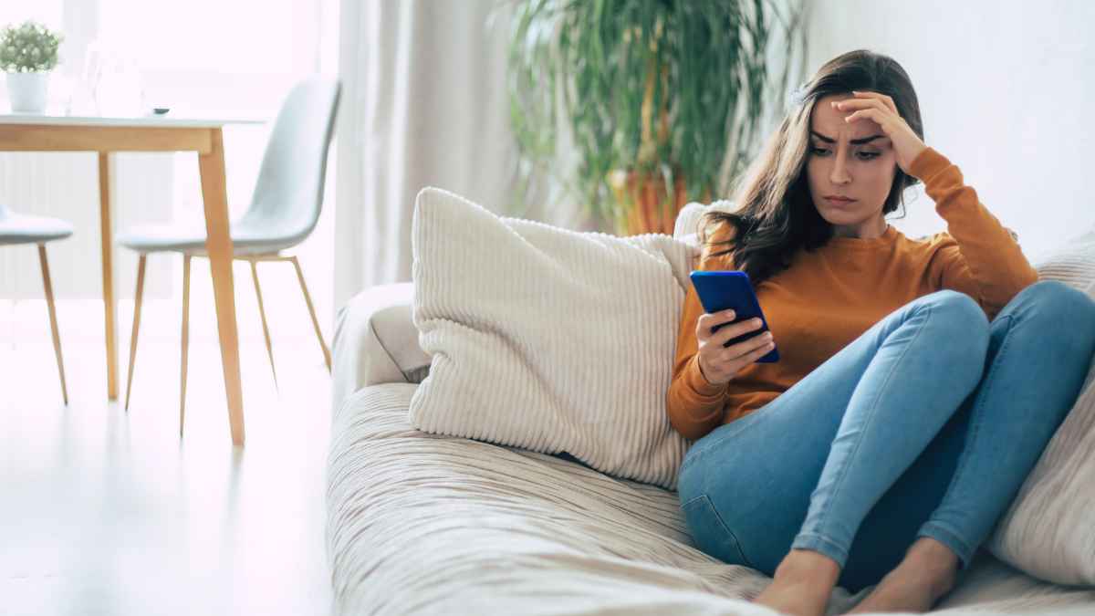Mujer revisando su móvil mientras instala el certificado digital gratis desde casa