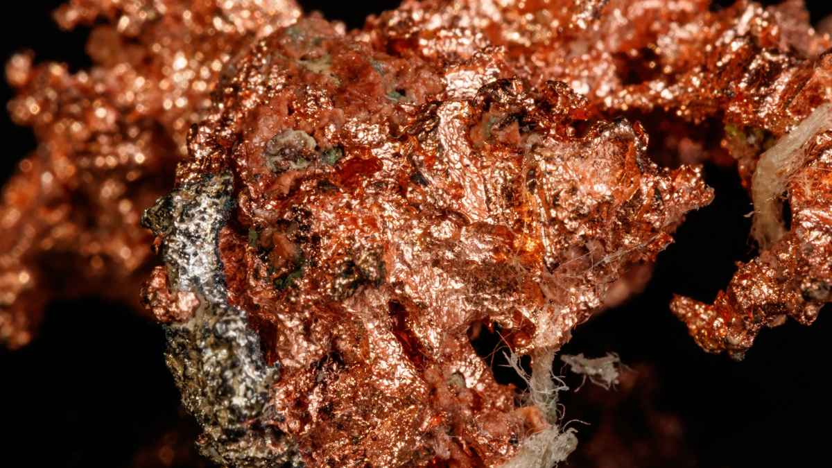 Detalle de mineral de cobre del yacimiento valorado en 83.000 millones de euros descubierto con inteligencia artificial en Zambia