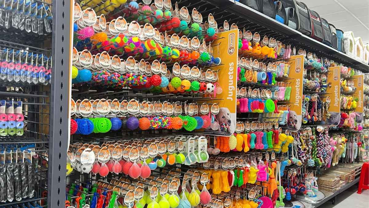 Estantería repleta de juguetes coloridos en bazar chino de España