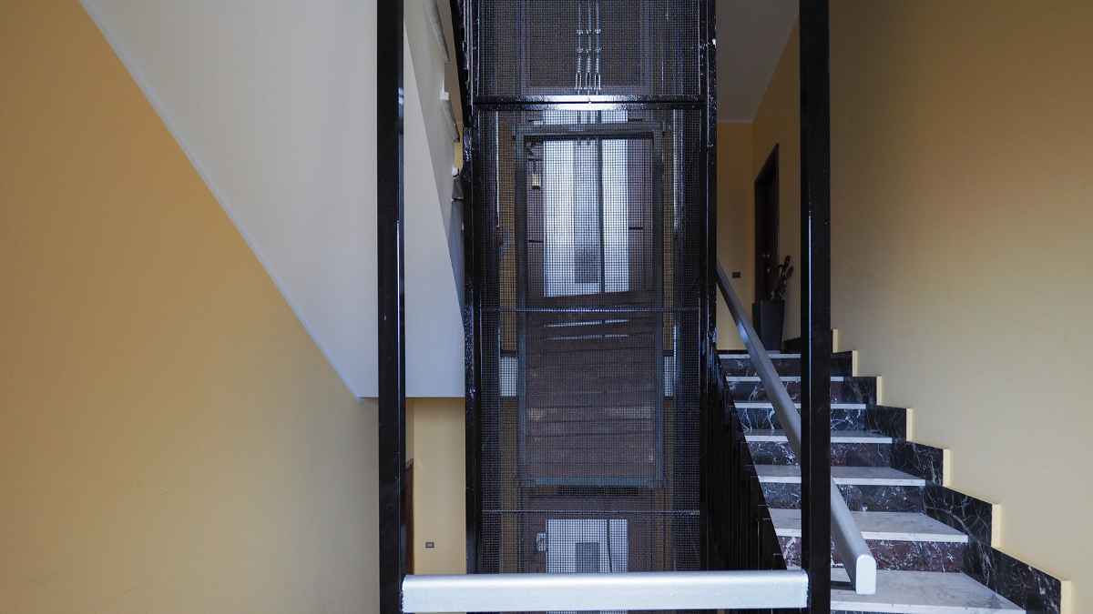 Escalera interior de un edificio en Palma sin barandilla ni luz adecuada, origen del accidente que terminó en indemnización millonaria