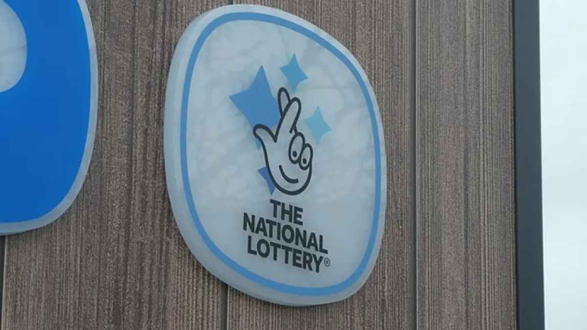logo de the national lottery que repartió 9 millones a un joven que seguirá trabajando